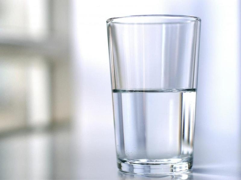 Чому товстостінні склянки лопаються від окропу частіше, ніж тонкостінні